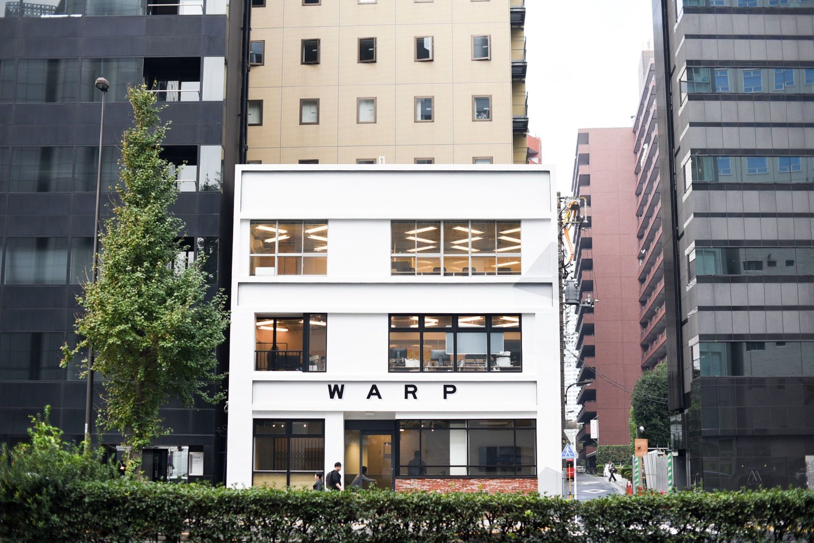 新宿ワープのオフィスビル外観｜新宿区 新宿・西新宿（写真1）