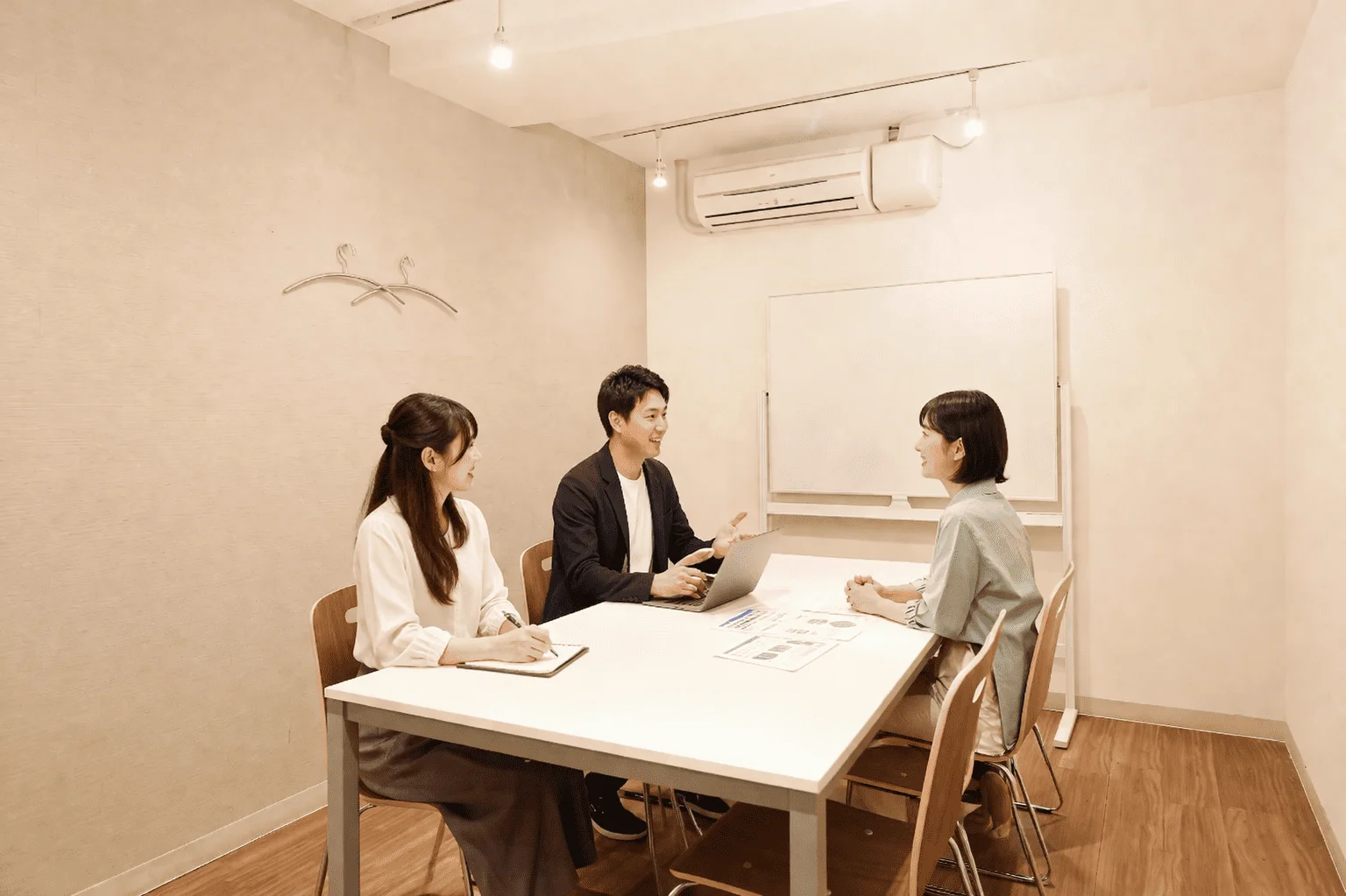 THE HUB 茅場町のシェアオフィス内装｜中央区（写真1）