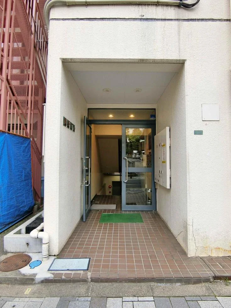 岡野ビル B1 エントランス 3