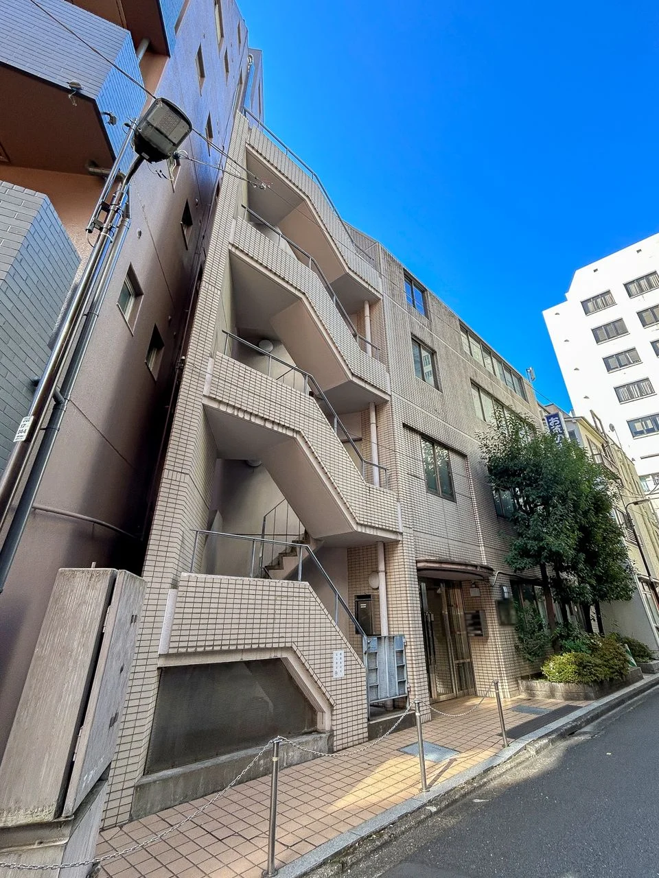 お茶の水ビジネスビル 3 オフィスビル外観 1