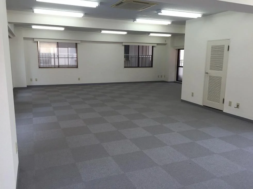 塚本ビル 5 執務室 1