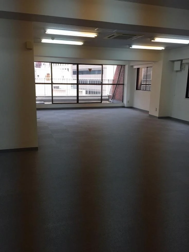塚本ビル 5 執務室 2
