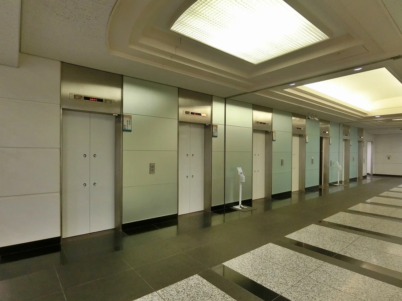 丸の内仲通りビル - 画像1