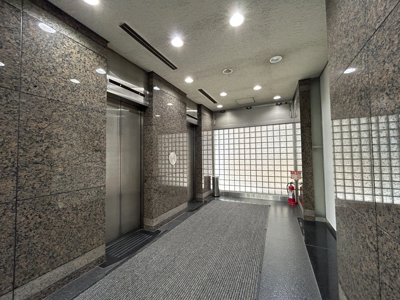 全国町村会館西館 2 ビルエントランス 3