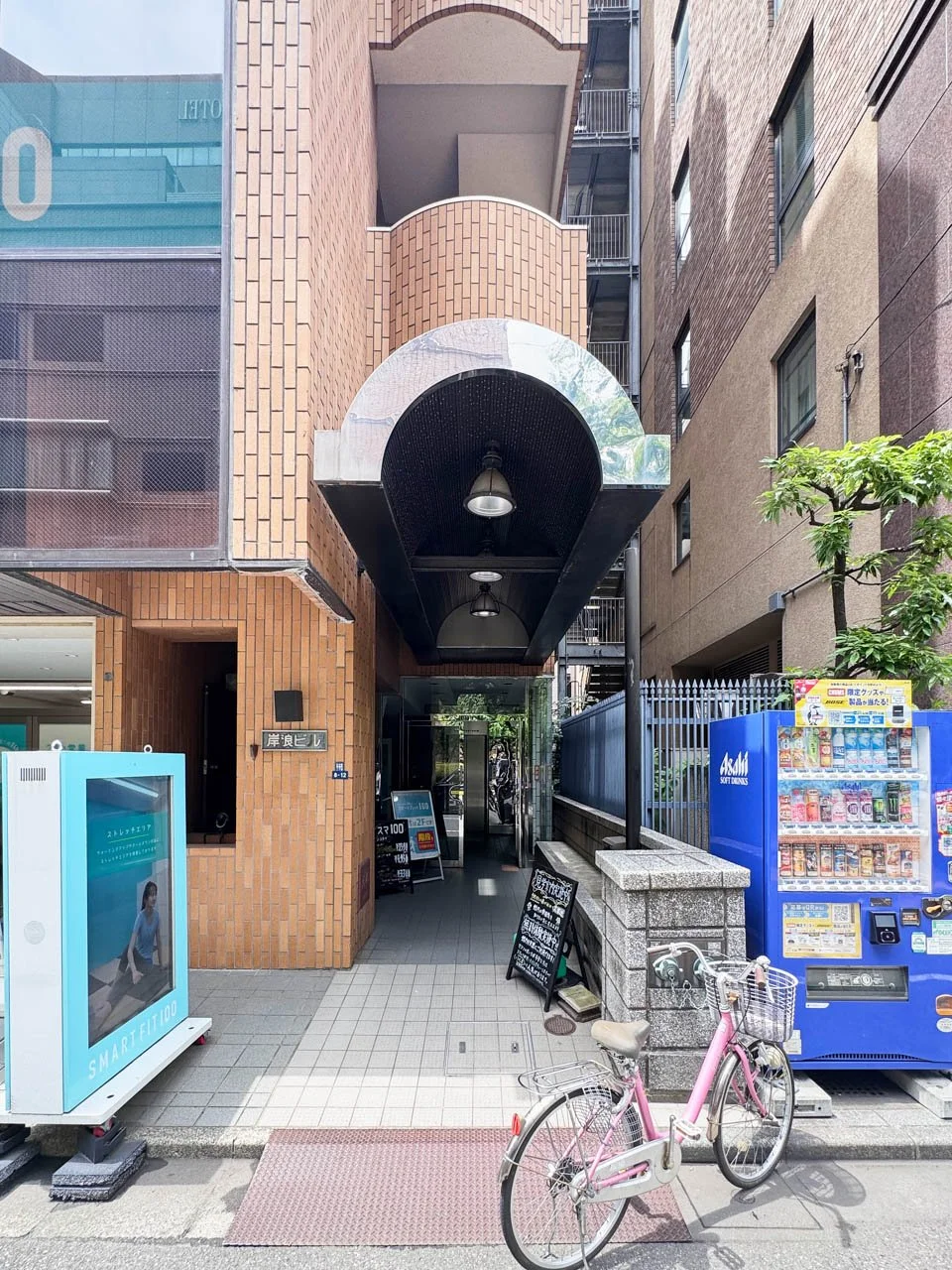 岸浪ビル B1 エントランス 3