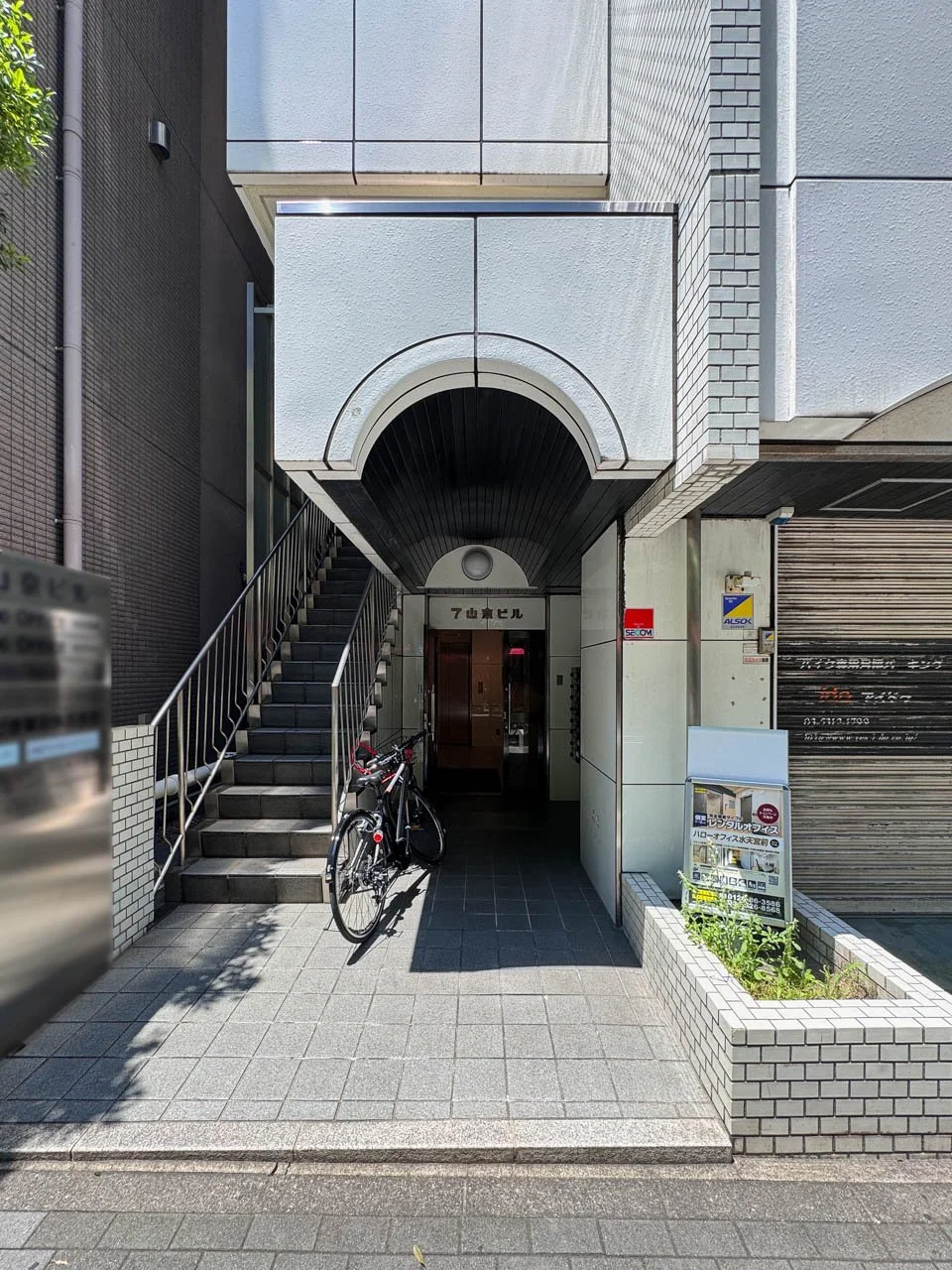 7山京ビル 6 ビルエントランス 3