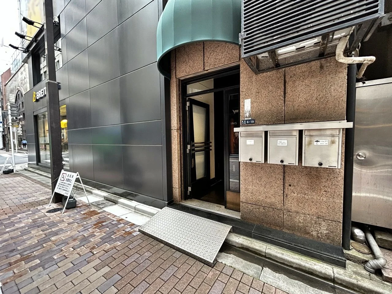 ブライトリングブティック東京 B1 エントランス 3