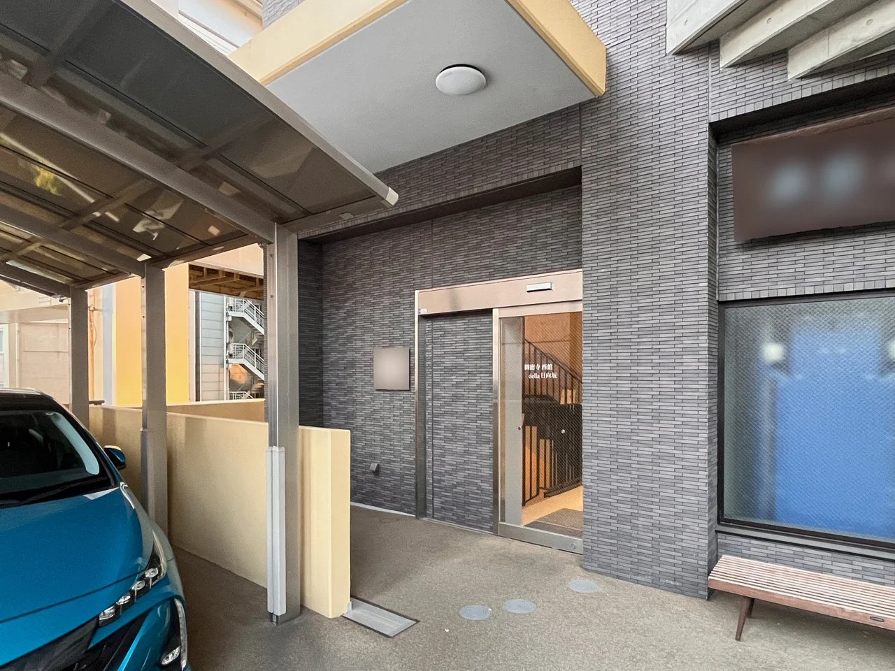 圓徳寺⻄館della⽇向坂 2 ビルエントランス 4