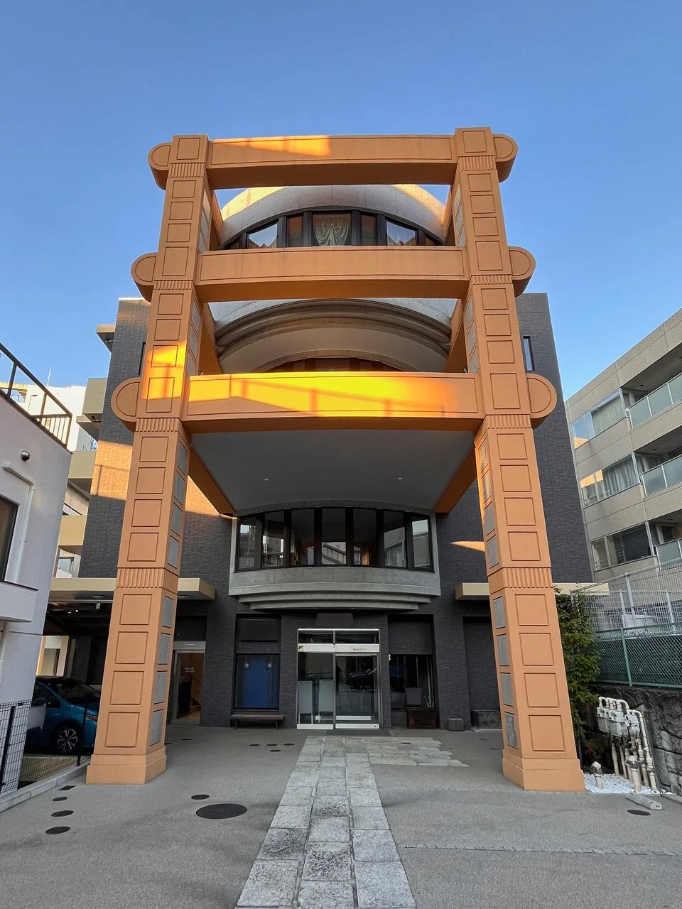 圓徳寺⻄館della⽇向坂 2 オフィスビル外観 2