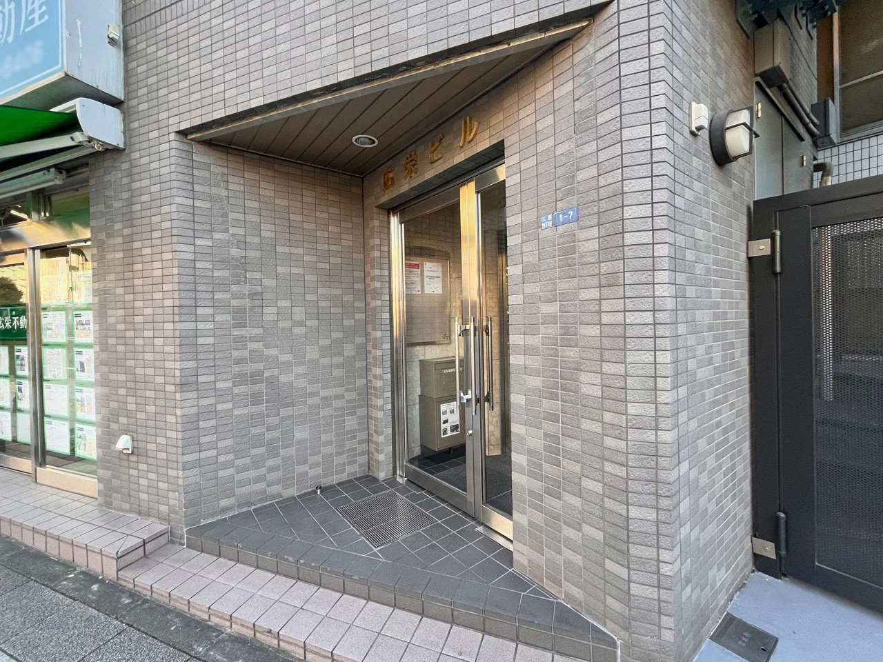 広栄ビル 6 ビルエントランス 3