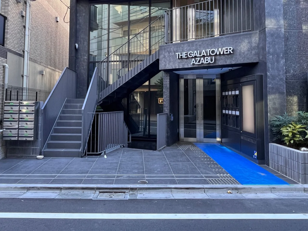 THE V-CITY ⿇布⼗番 EAST GRAND B1 エントランス 3