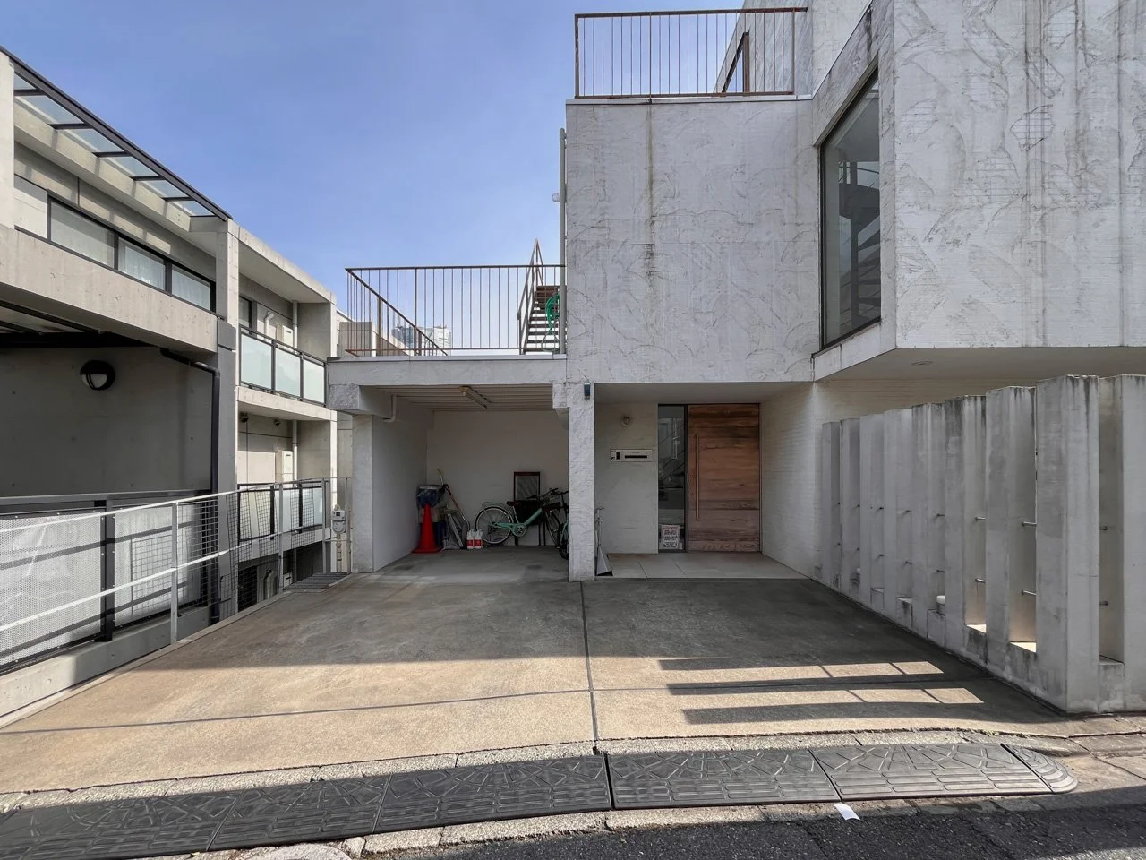 HALE TERRACE 1階から2階セット貸し エントランス 3