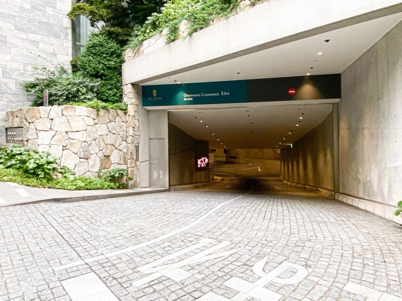 TRI SEVEN ROPPONGI 7 ビルエントランス 9