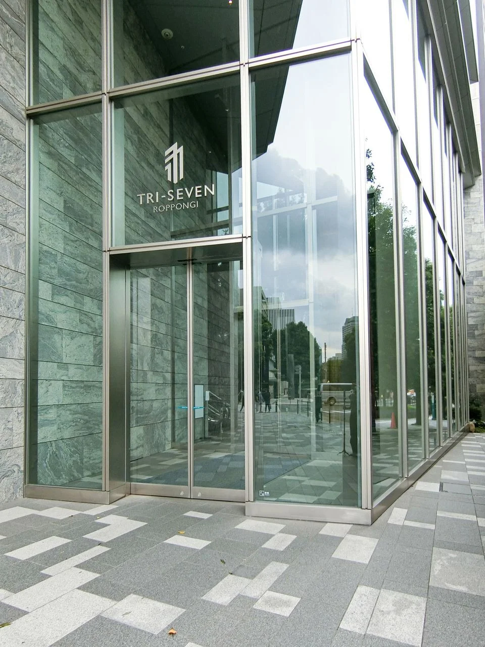 TRI SEVEN ROPPONGI 10 ビルエントランス 11