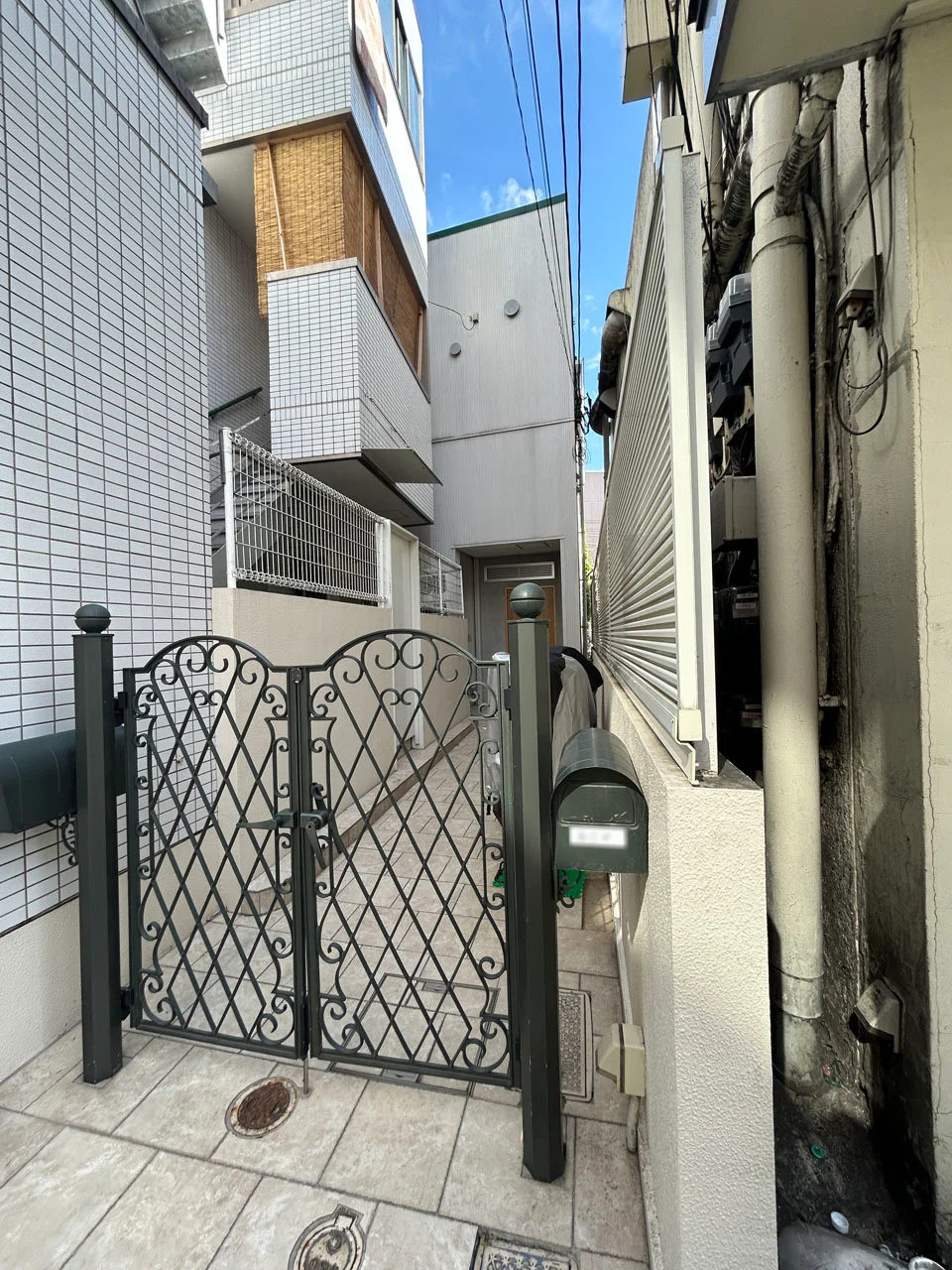 AandU 1 エントランス 2