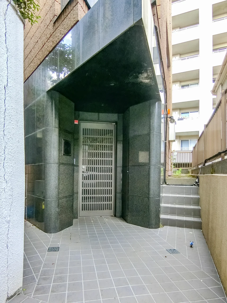 初台2丁目戸建て 地下1階から2階 一棟貸し エントランス 3