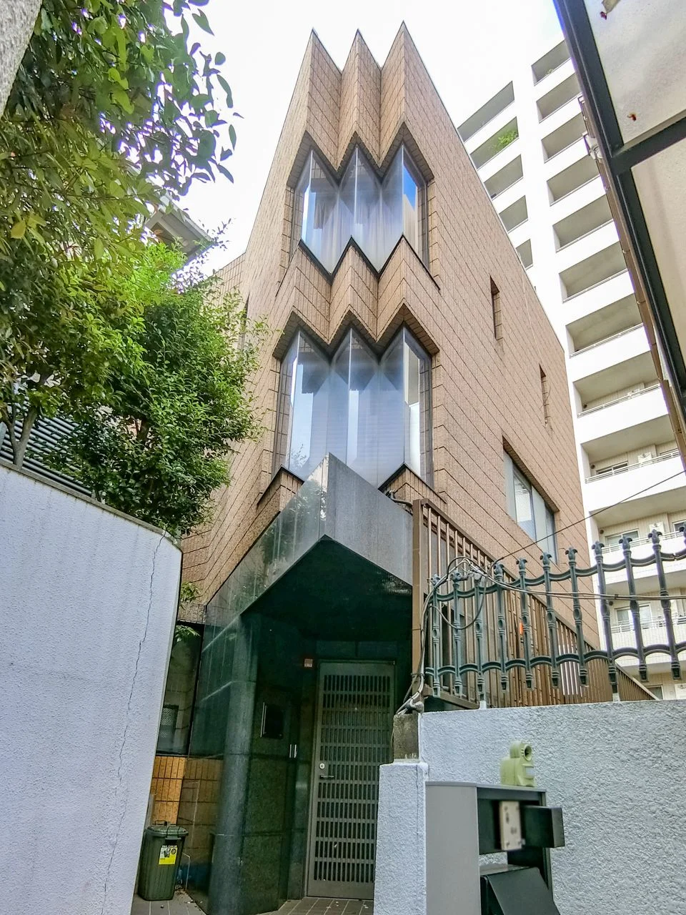 初台2丁目戸建て 地下1階から2階 一棟貸し 外観 1
