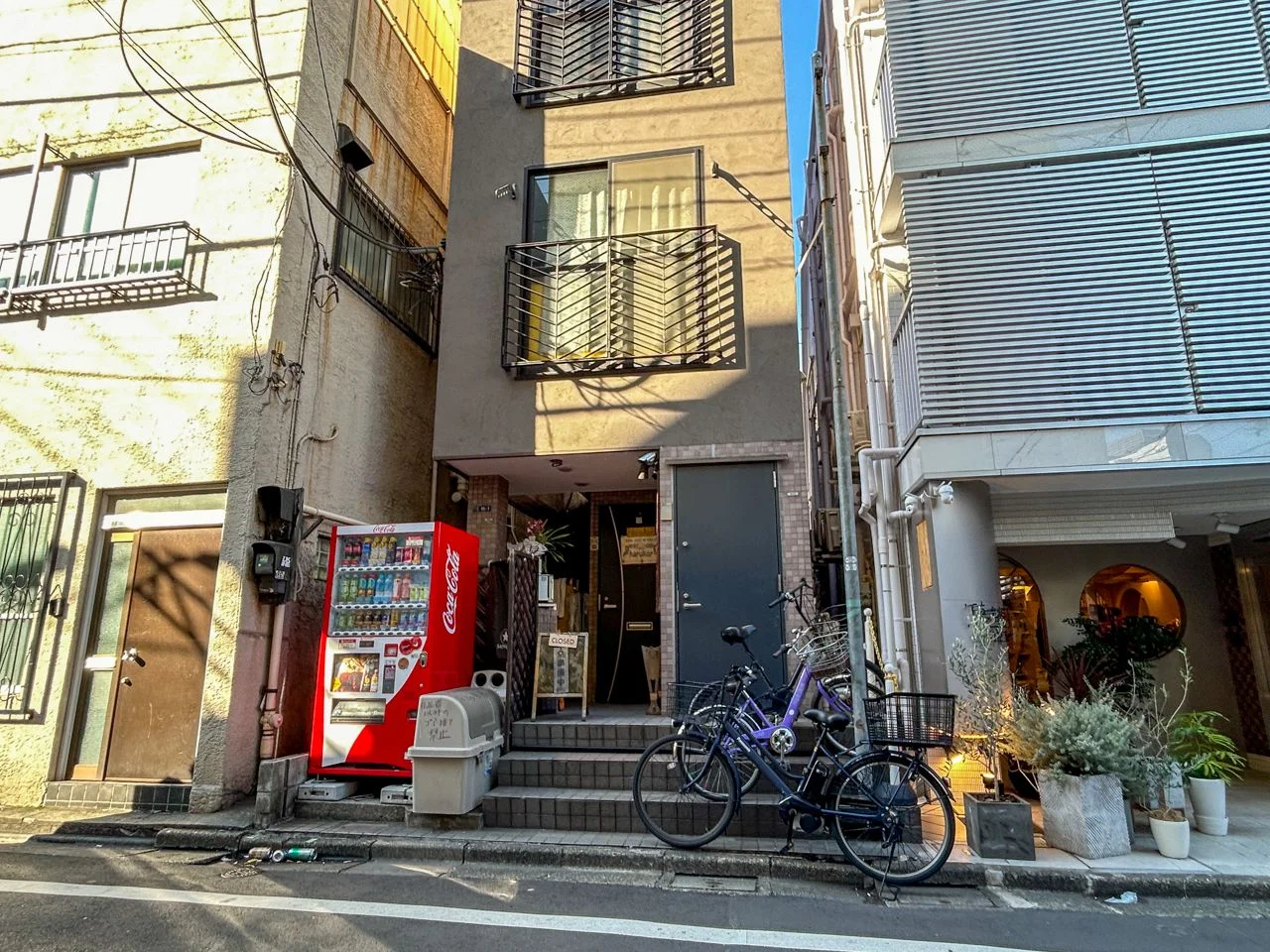 HUGOビル B1 エントランス 3