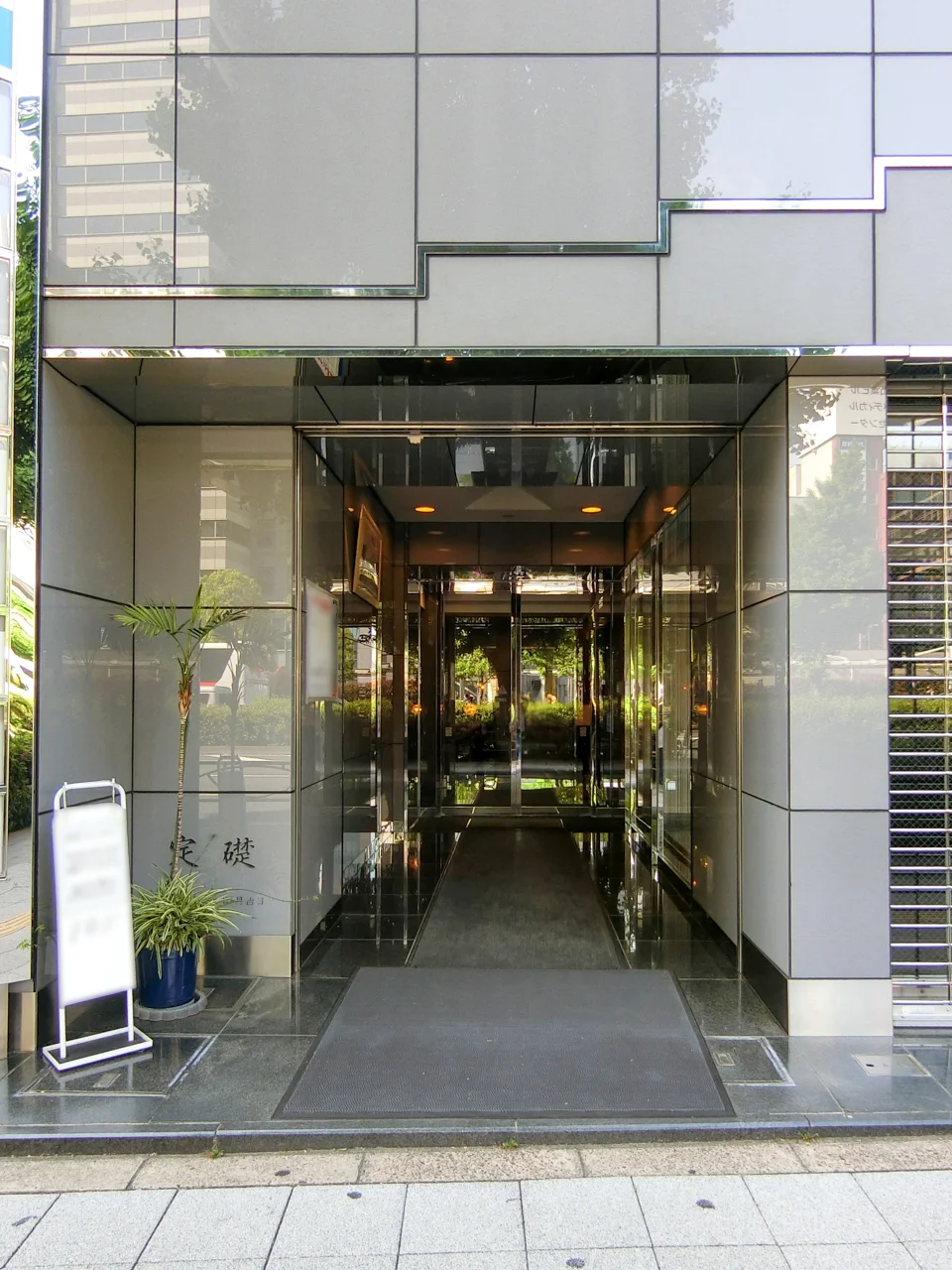 西新宿小出ビル 9 ビルエントランス 5