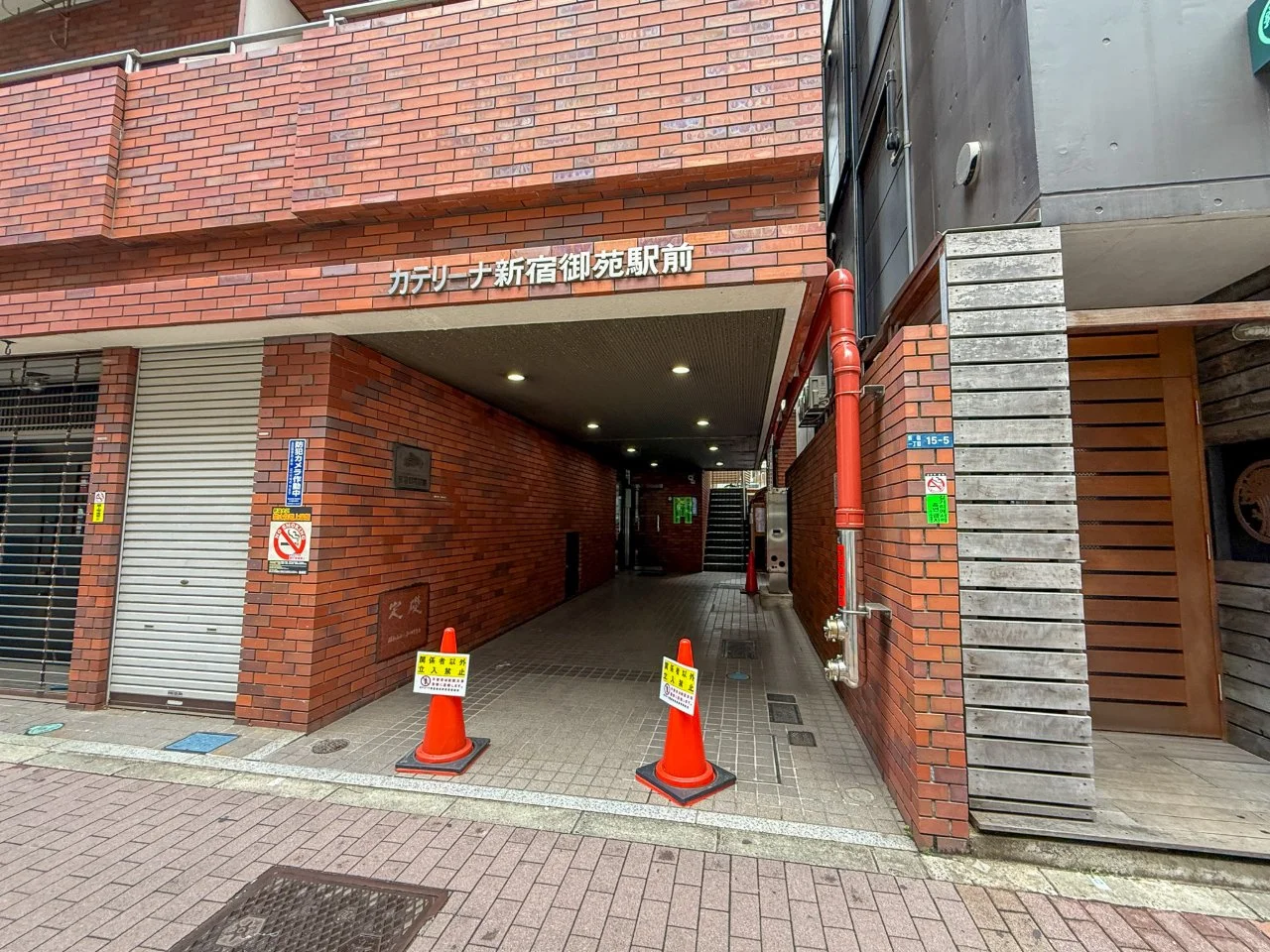 カテリーナ新宿御苑駅前 9 ビルエントランス 6