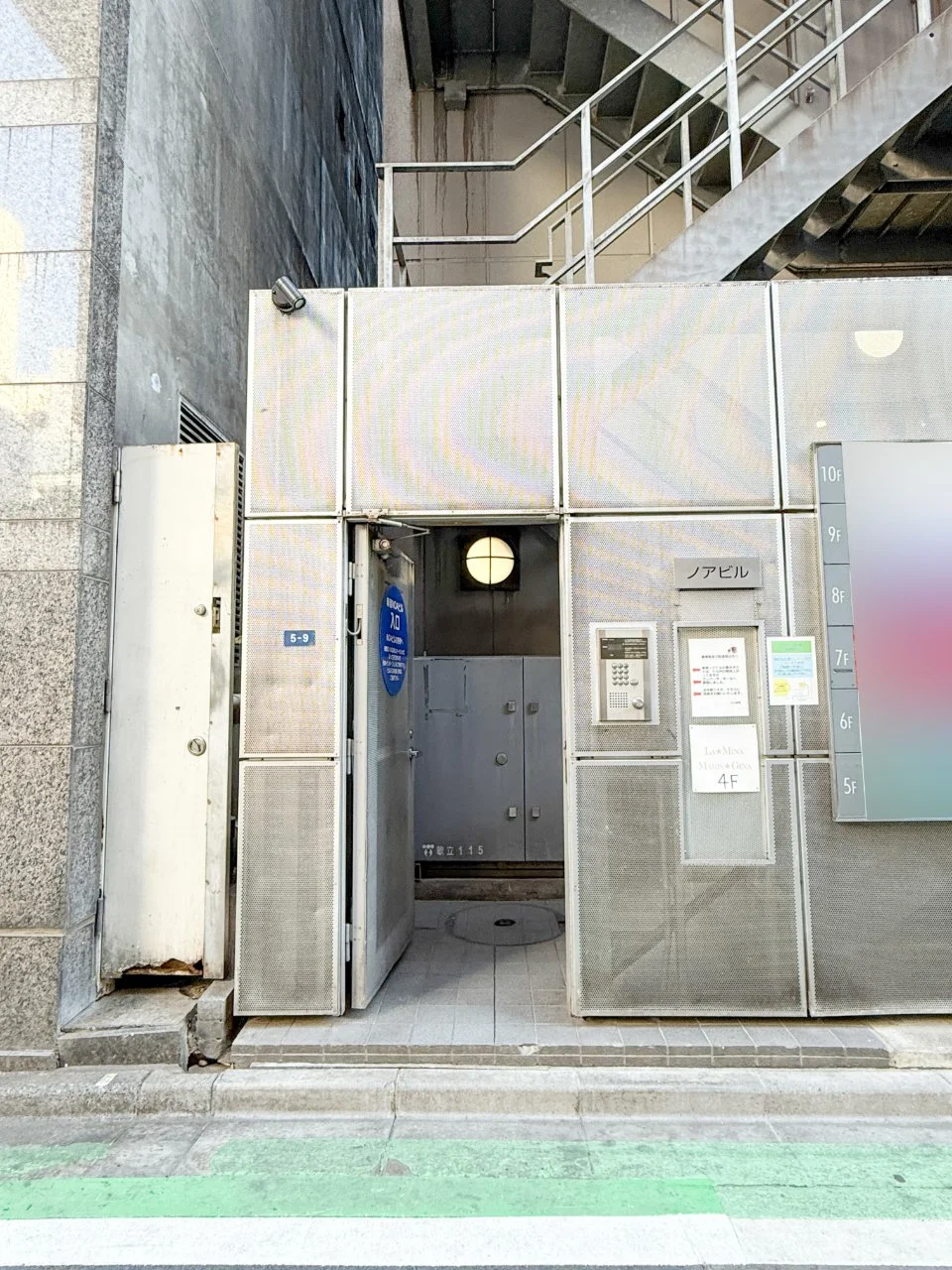新宿ノアビル 10 エントランス 3