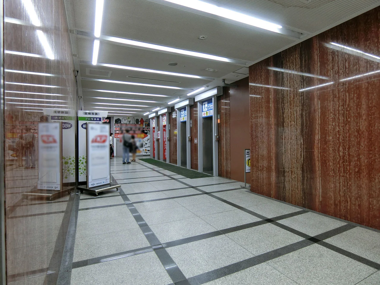 ヨドバシ新宿西口駅前ビル 3 ビルエントランス 4