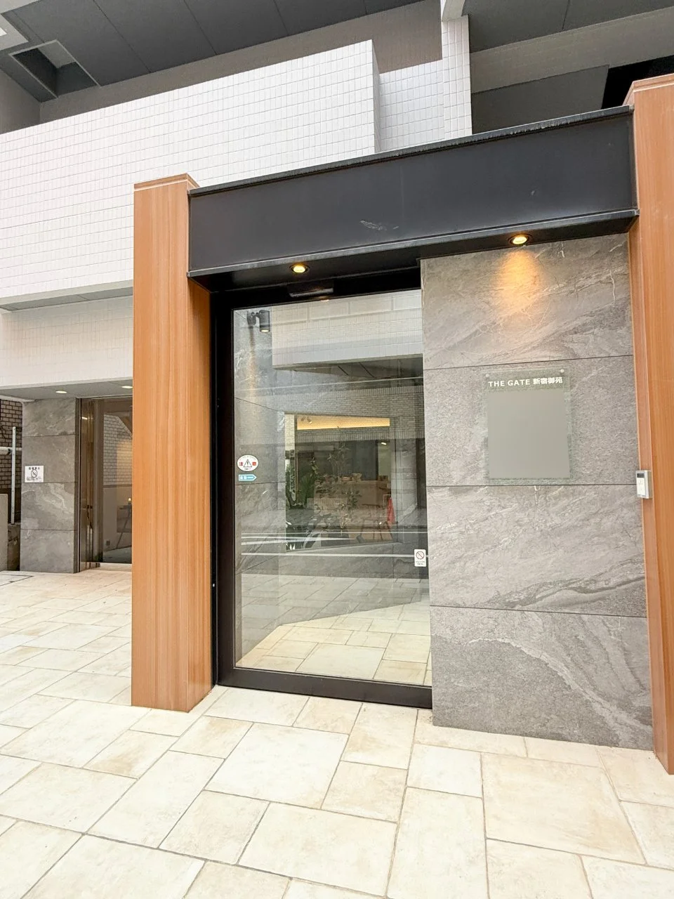 THE GATE 新宿御苑 1 ビルエントランス 4