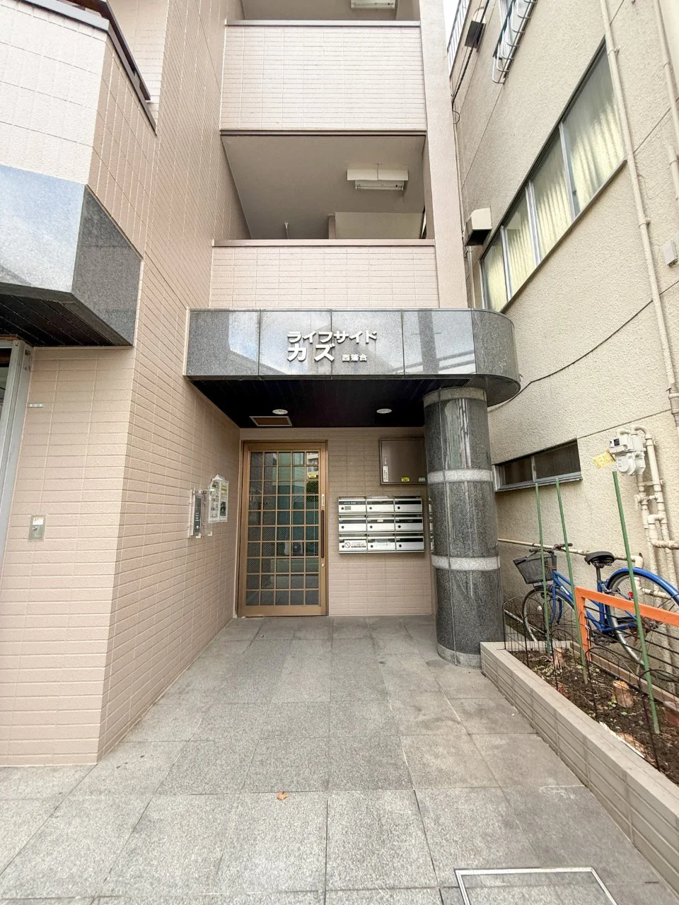 ライフサイドカズ西落合 1 エントランス 3