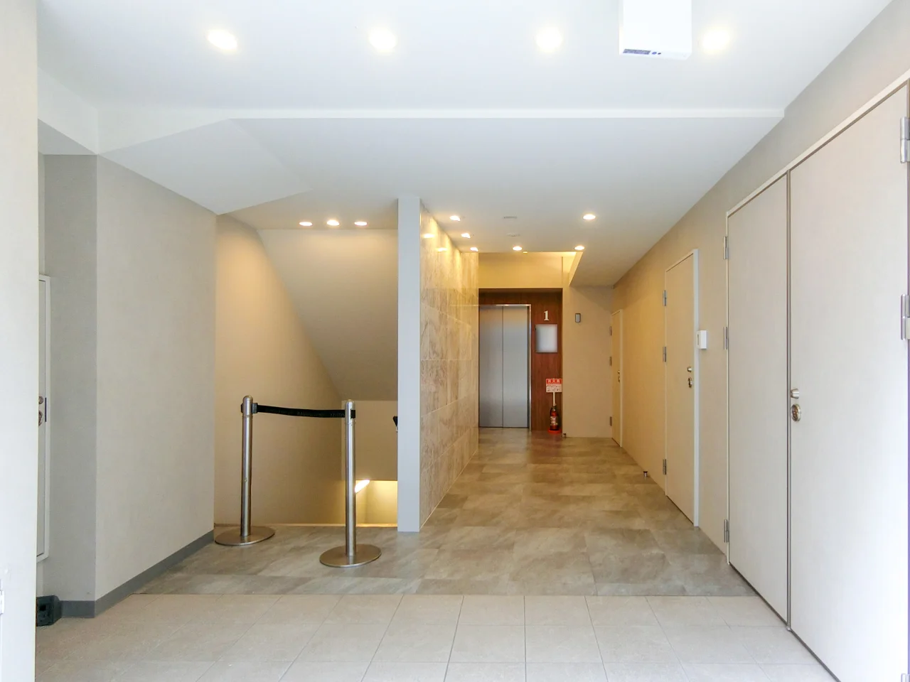 新宿Sビル別館 B1 エントランス 3