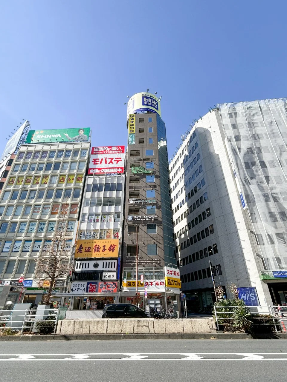 ラウンドクロス西新宿 B1階1階2階セット オフィスビル外観 1
