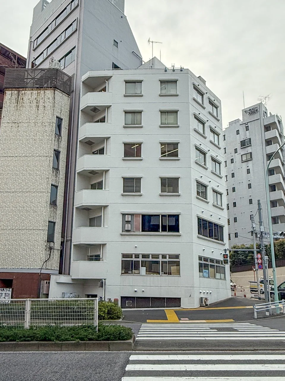 DeLCCS新宿御苑（デルックスシンジュクギョエン）ビル