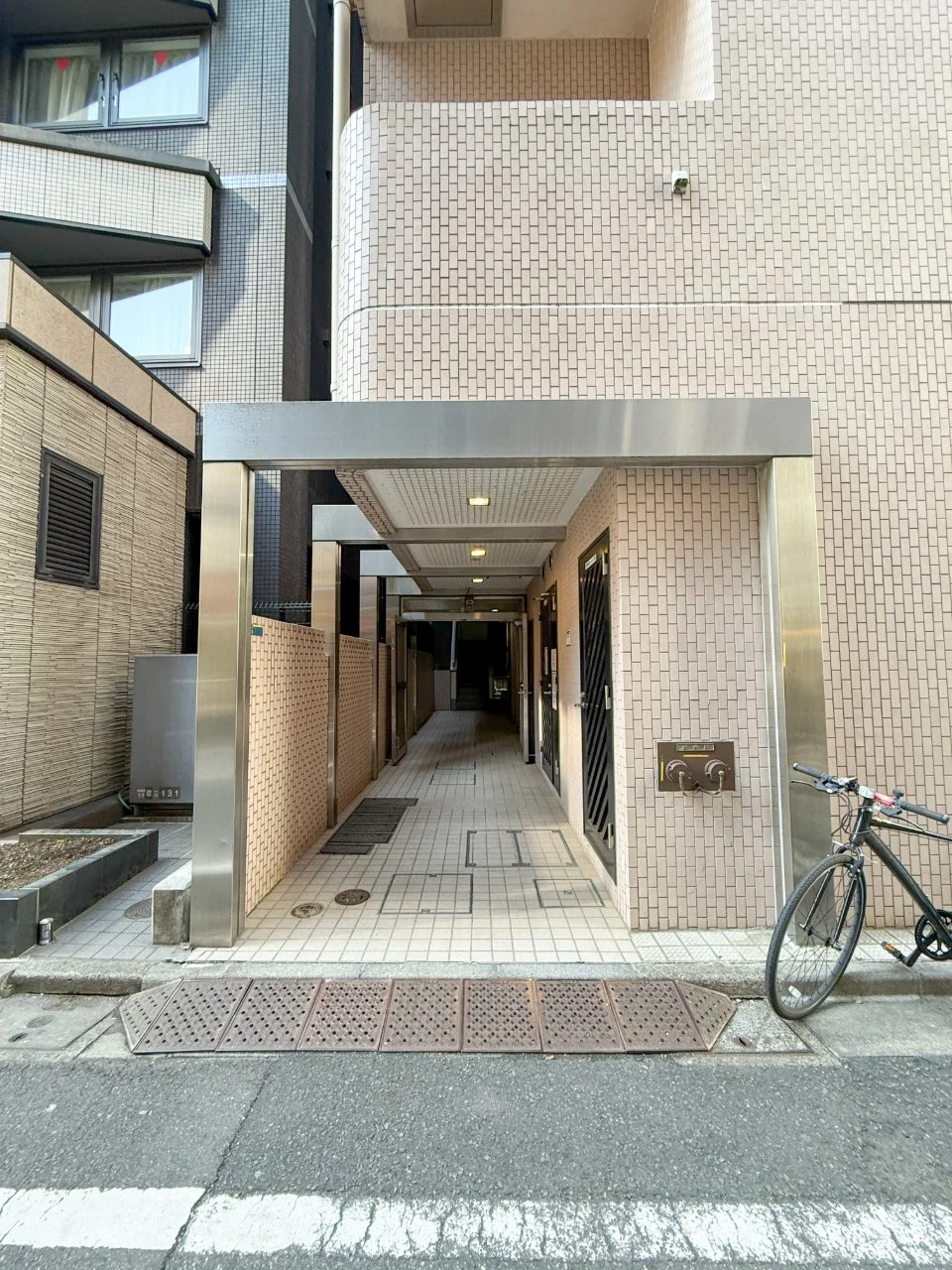 サニープラザ新宿御苑 11 ビルエントランス 6