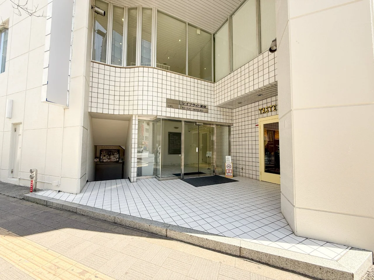 レイフラット新宿 4 ビルエントランス 3