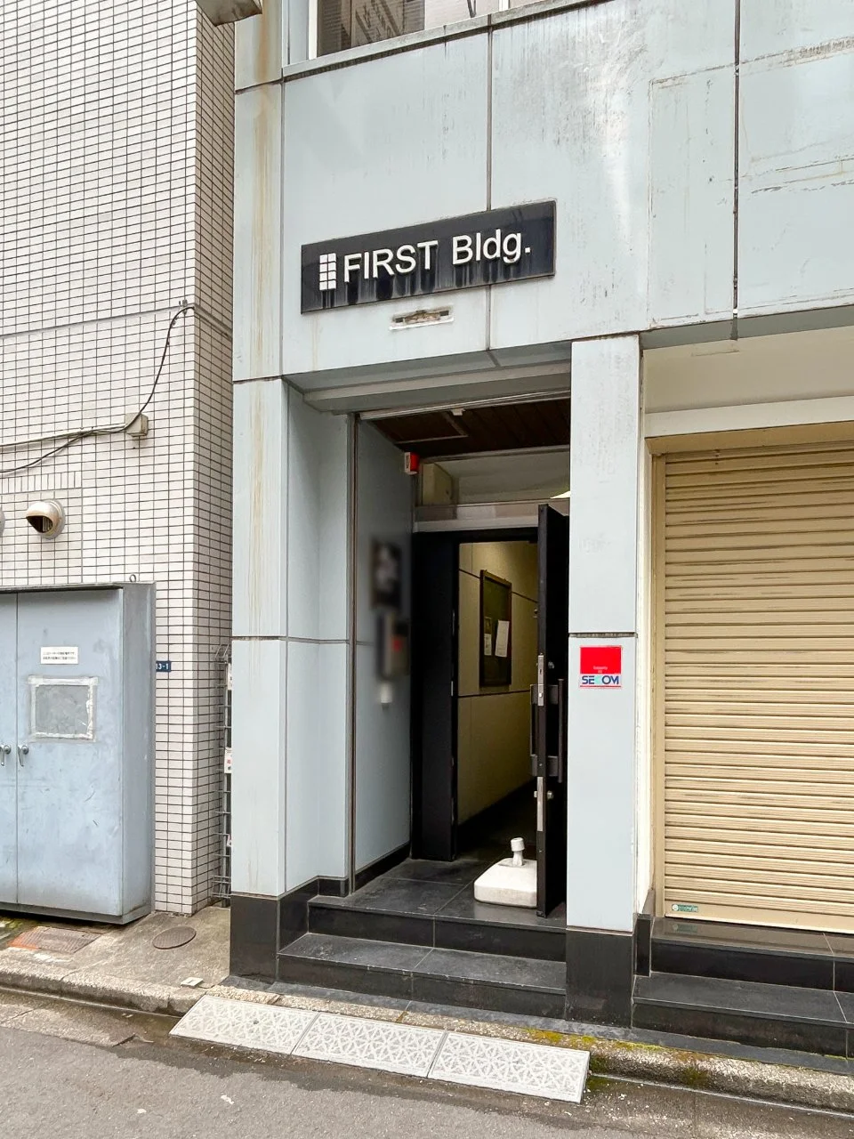 FIRSTビル B1 エントランス 3