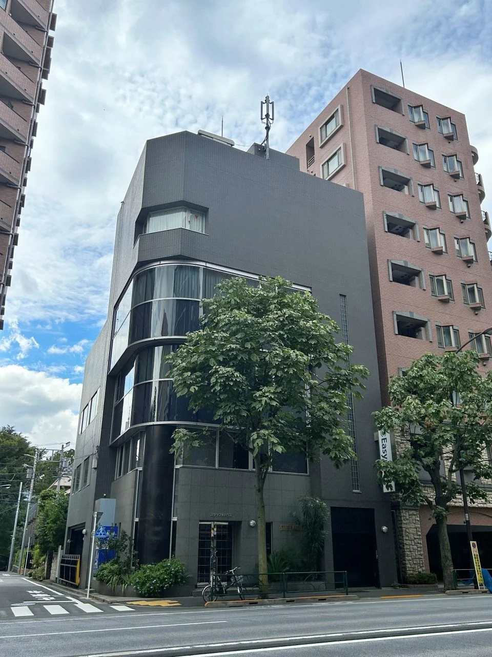 スタッフハウスビル