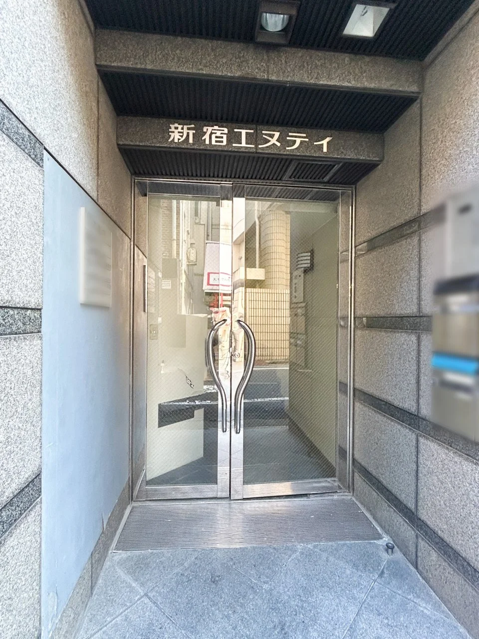 新宿NTビル 地下1階・1階セット エントランス 4
