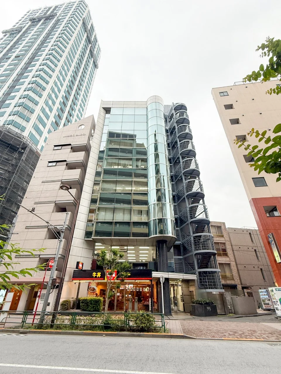 渡辺西新宿ビル 2 オフィスビル外観 2