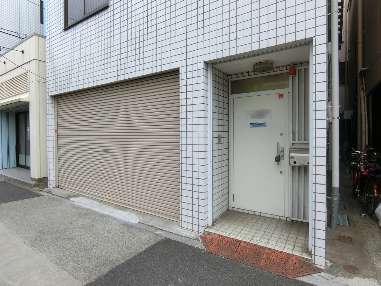 権東ビル 1階から3階1棟貸し エントランス 3