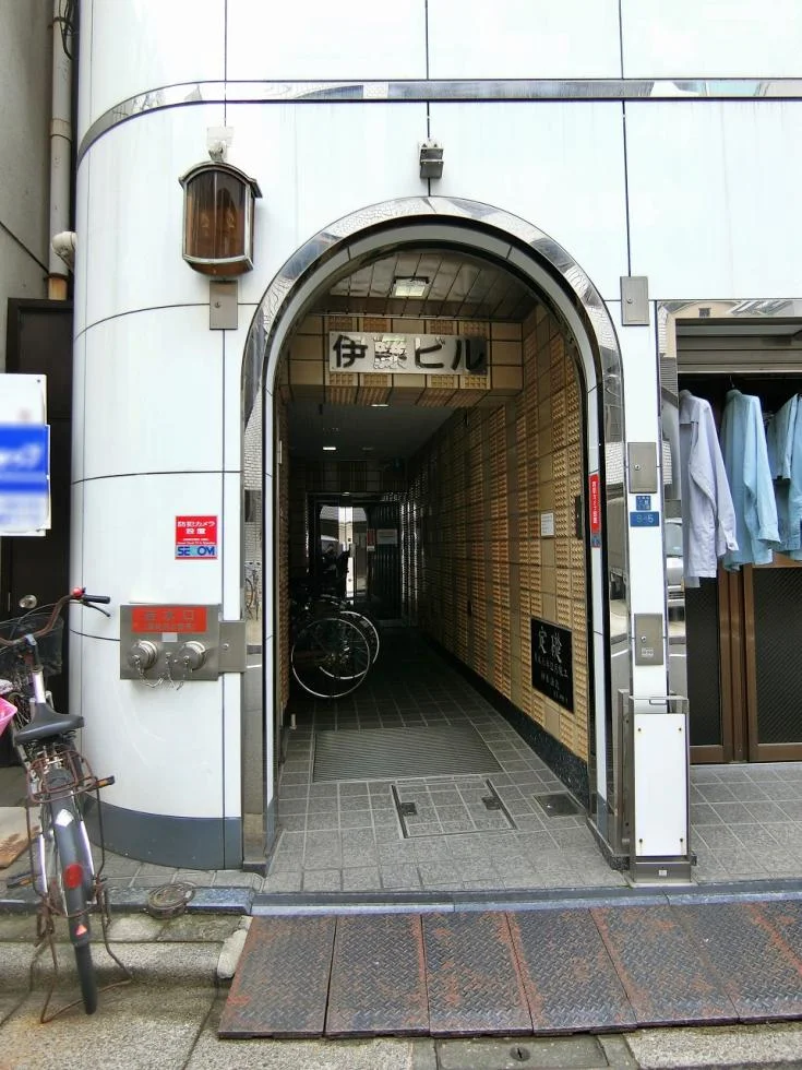 伊藤ビル B1 エントランス 6