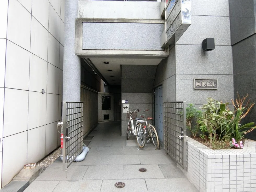 岡安ビル 3 エントランス 5