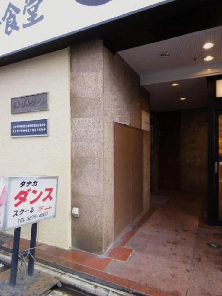 鶯泉楼駅前ビル 2 エントランス 3