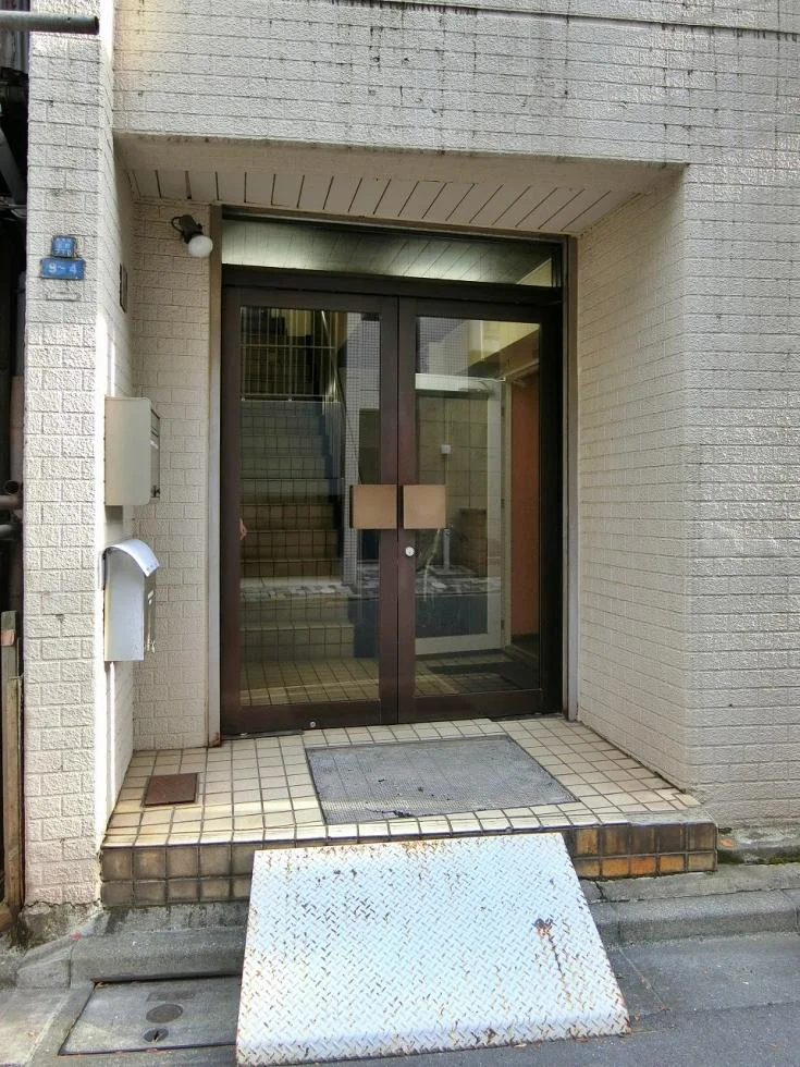岩城ビル 1階〜3階一括貸し エントランス 3