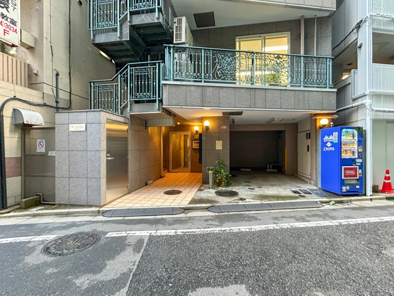 第1主田ビル 9 エントランス 3