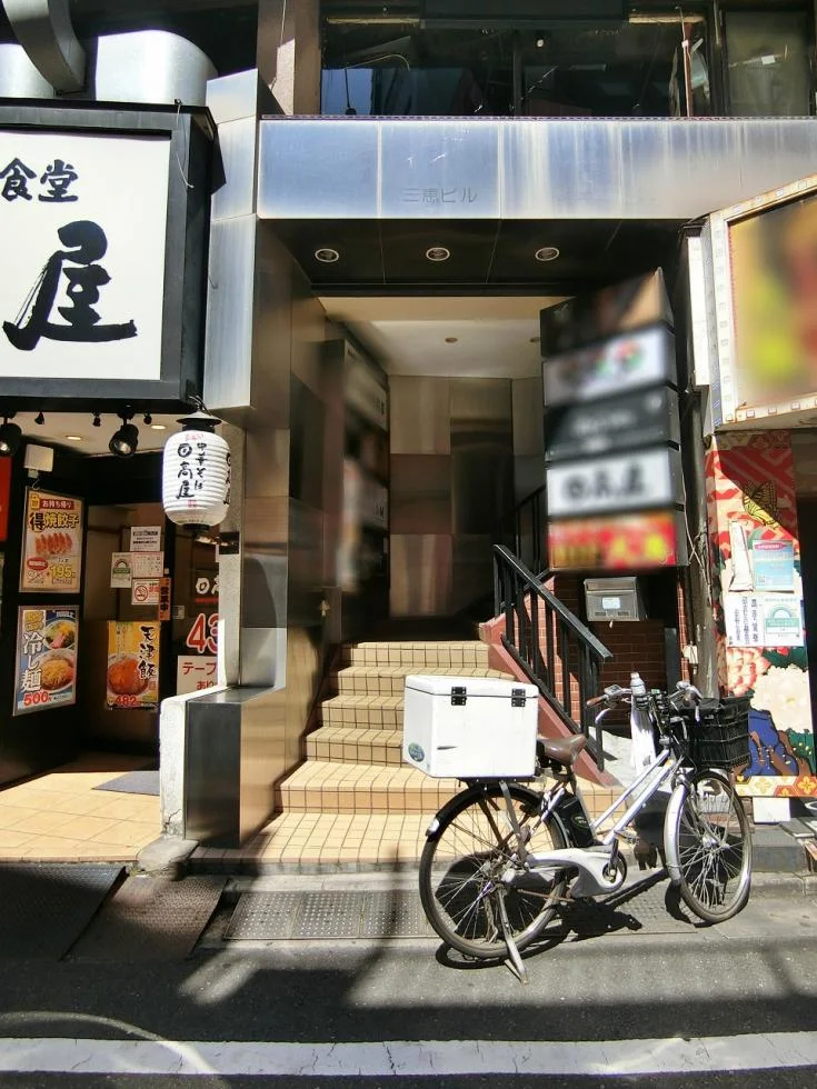 三恵ビル B1 エントランス 3